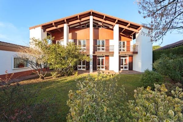 Villa d’architecte des années 60 pour petites et grandes tribus
