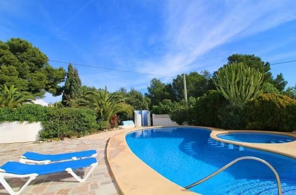 Villa au goût méditerranéen avec piscine commune proche de toutes les commodités POUR UN ÉCHANGE À LONDRES