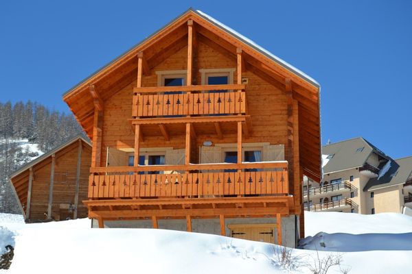 chalet tout en bois été hiver 1550 mètres Classé meublé de tourisme 3 étoiles en Mai 2023.