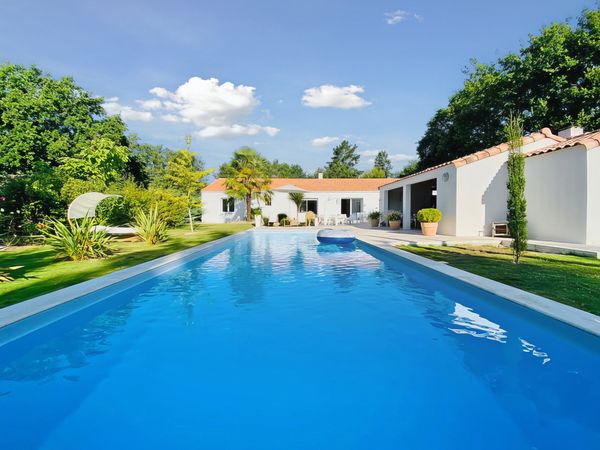 Villa avec spa et piscine à 20 minutes de la plage