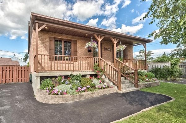 Large family house with pool and car. Perfect location to visit Montreal and surrounding