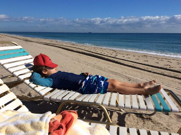 Vacances au soleil les deux pieds dans la mer!