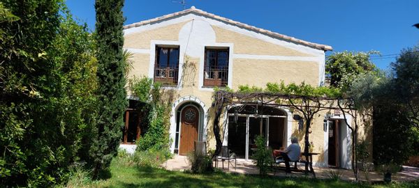 GRANDE MAISON en pierre rénovée, terrasses, jardin, pelouse,  calme et claire. 5 chambres.