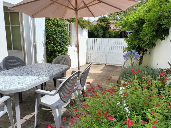 Charmante maison avec terrasse dans quartier calme proche centre ville, mer et gare. 7 nuits minimum