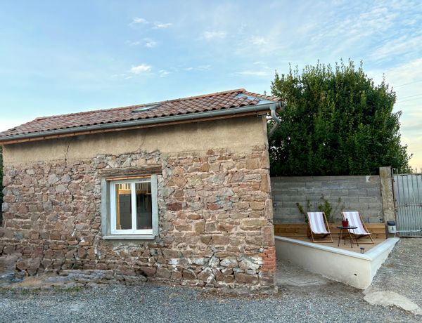 Maisonnette indépendante au cœur des vignes du beaujolais.