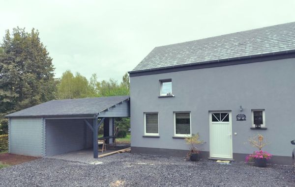 Maison neuve , cosy et chaleureuse dans un cadre verdoyant au cœur des Ardennes .