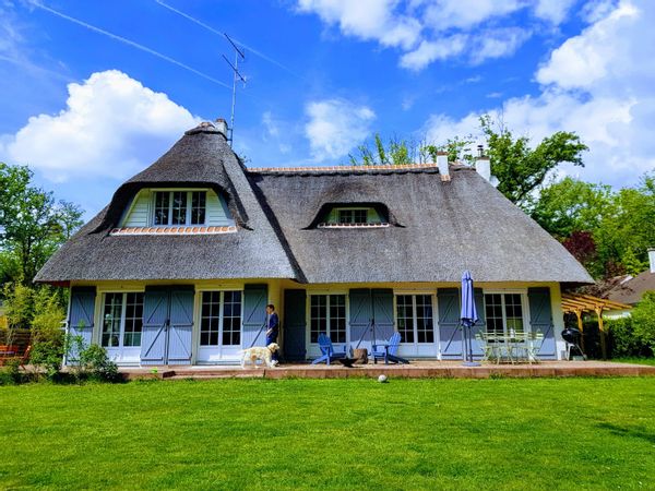 PARIS, LE LYS-CHANTILLY, Charm and peace in a large family home