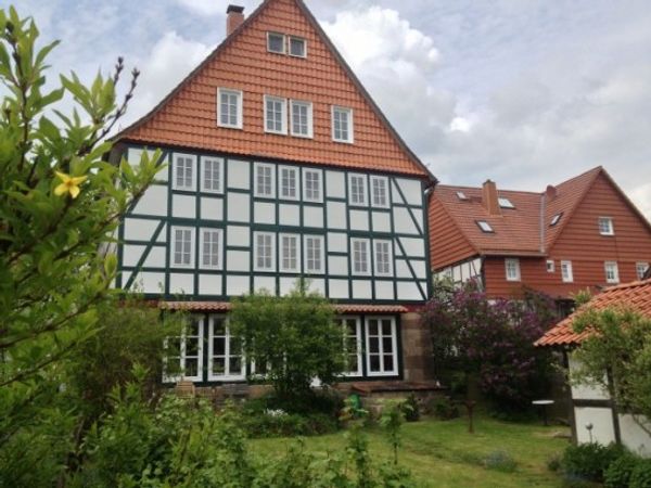 Maison à colombages confortable avec jardin, collines, forêts et lacs aux alentours.
