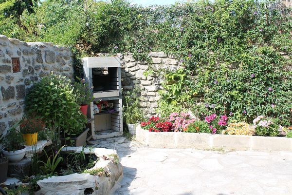 Maison en pierres dans un village fortifié