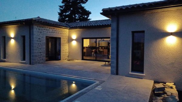 maison moderne proche village