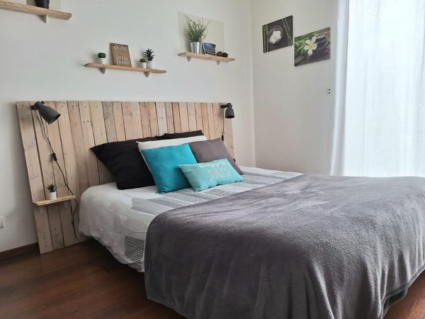 Studette / Suite parentale indépendante au Rdc de notre maison