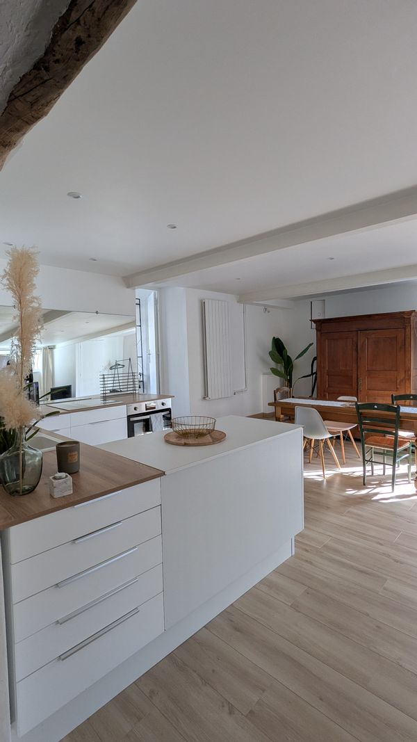 En rez de chaussée de notre maison, l'appartement et sa terrasse privée est en location occasionnel.