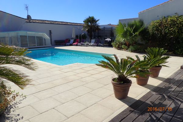 Maison à Sainte-Marie-de-Ré, France. Île Ré. Pas d'échanges à  partir du 10 Juillet et Aout.