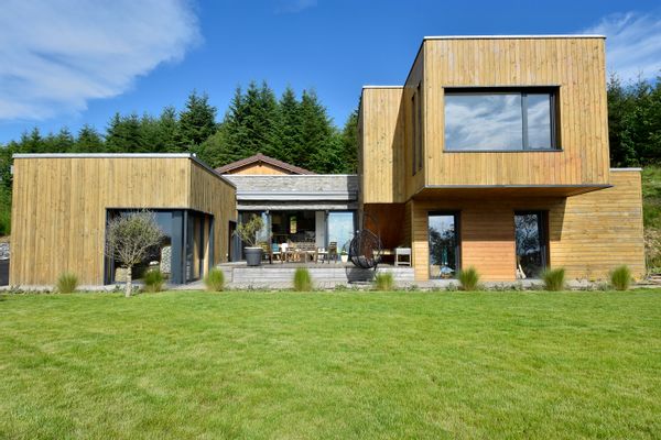 Maison d'architecte avec vue imprenable, accès forêt 100m et lac 5 kms, piscine opérationnelle juin