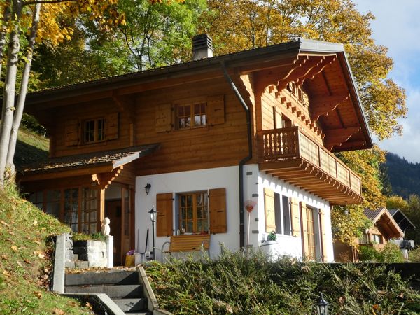 Chalet suisse typique, dans les Préalpes vaudoises, vue magnifique et tranquillité