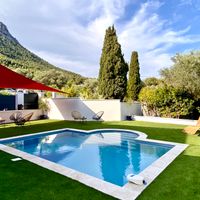 MAISON MODERNE AVEC SA PISCINE PRIVEE ET HOME CINEMA