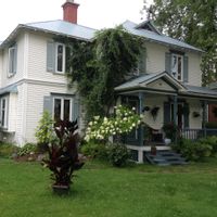 Résidence ancestrale sur le bord du majestueux lac Mégantic au Québec.