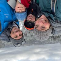 Maison canadienne dans un quartier boisé