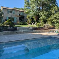 Villa contemporaine avec piscine et vue imprenable sur les collines
