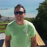 Grande pièce de vie très agréable ouverte sur le lagon et la végétation alentour.