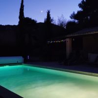 Maison chaleureuse et atypique avec piscine, dominant les massifs provençaux.