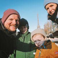 Vivre sous les toits – entre cuisine design, paons et feu de camp