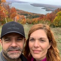Bordée d'un lac et d'une montagne, près du centre-ville de Montréal