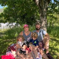La maison de Ruth, Weston and family