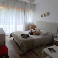 Chez Patricia au soleil_ Chambre double privée. Appartement à partager quelques fois avec moi.
