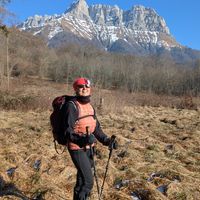 Une maison atypique les pieds dans l’eau entre lacs et montagnes.
