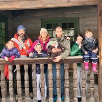 Le cocon de Bérengère, Hervé et leur petite tribu… C’est notre petit logement à la montagne, il a la particularité d’être un appartement Haussmannien dans un village à 800 m d’altitude. Le village est comme la belle au bois dormant, il a eu son heure de gloire au second empire avec l’empereur Napoléon 3 et l’impératrice Eugénie… Il se situe en vallée d’Ossau, à 10 minutes des stations de ski et 35 minutes de l’Espagne. Le logement est composé d’un grand salon /cuisine Une chambre dortoir ( 4 lits simples et une petite mezzanine ⚠️claustrophobe s’abstenir) Une petite chambre avec un lit 160 ⚠️salle de bain toute petite entre les 2 chambres ⚠️wc dans la dernière chambre ( il y a une porte bien entendu 