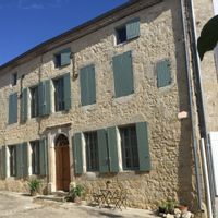 Grande maison en pierre au cœur d'une ancienne bastide. Environnement calme et paisible.