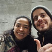 Chambre individuelle dans une maison typique du nord de la France équipé d'un lit double et d'un bureau pour travailler.