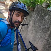 En plein milieu de nulle part sur un terrain de 1500m2. Tyrolienne, piscine l'été...