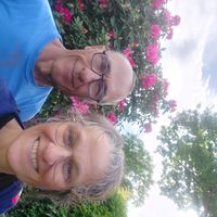 La maison de Emmanuelle et Yves est une maison de plain pied, avec un grand jardin, une piscine !