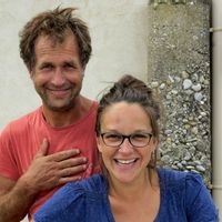 Une maison en bois au cœur d'une ferme paysanne et sauvage