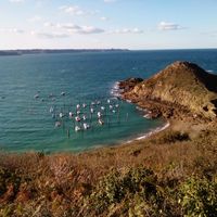 Maison avec jardin située dans un bourg proche de la mer et des grandes falaises bretonnes
