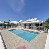 Belle villa dans un lotissement privatif et sécurisé. De 4 chambres, 2 salles de bain, piscine.