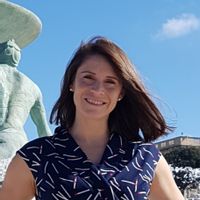 Maison avec jardin, récemment rénovée, décorée avec soin.