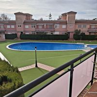 Appartement 2 chambres / grande terrasse / piscine à 5 minutes à pied de la plage et du village