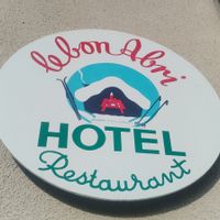Le Bon Abri est un ancien hôtel qui en son temps était fréquenté par des vedettes françaises! 