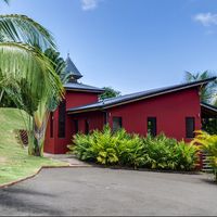 Superbe villa située entre Basse Terre et Grande Terre ouverte sur la piscine et son jardin tropical
