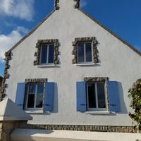 La maison blanche aux volets bleus