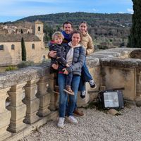 Maison familliale mitoyenne avec piscine au pied du massif du Luberon, proche du centre du village.