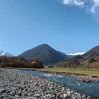 Appartement donnant sur la vallée ou au milieu des montagnes où glisse la Neste.
