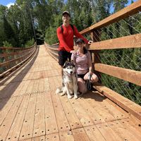 Maison bordée par une rivière au pied d'une montagne