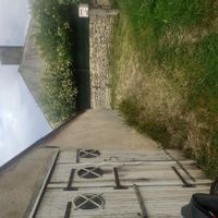 La maison possède 2 chambres, une enfant et une adulte. Entièrement rénover.  Proche plage et ville