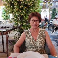 La chambre privée de Sylvie Maison de ville dans le quartier des Arènes au calme Accueil Chaleureux