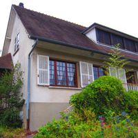 Residential home with garden in the paris suburbs