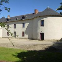 Le manoir de Soizic se situe dans un cadre bucolique avec verger , bois , champ , à 10mn de Rennes
